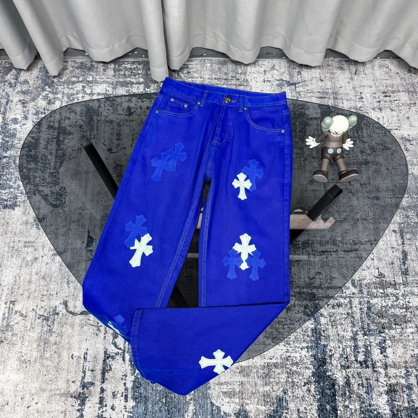 P260 Chrome hearts｜ch Chrome hearts London limited dopamine blue leather jeans, counter price 22W level, patchwork cross pattern embellishment, washed jeans! ! An absolutely high-end luxury product, a 1.9W-level god-level single product, a super popular product, made by top heavy industry, a magic weapon that cannot be missed! [About Zangyin] This is an extremely luxurious fashion brand that can also be called the aristocracy of the high street. It has always been an exclusive brand for some hipsters or rich second generations. Compared with ordinary high streets, it is more luxurious and noble. Compared with luxury brands, it is more fashionable and individual. It has always been a brand that I have a special liking for. [Top heavy industry fashion design] Consistently high-street luxury style. Speaking of this style, the Zangyin family and GU family are definitely the leading representative brands. Especially the Zangyin family has really achieved a state-of-the-art effect in creating high-street style. The unique washed material is used to create this style. The color system is already quite eye-catching. After it is decorated with patchwork cross flowers, it cleverly highlights the charm of the brand. Secondly, this style uses classic The high-waist cutting design highlights the long legs and fashionable temperament of the upper body. The brand is highly recognizable and the slim fit configuration is more suitable for daily wear. It is a product that interprets personality, fashion, and specifications at a glance. This single product is enough to make any fan excited. It can be a white T-shirt for a youthful college style, or a tight suspender for a royal style. It has strong matching ability and can be easily controlled by men.  [Materials and craftsmanship] Needless to say, this point goes without saying. As an excellent craftsman brand, Zangyin’s requirements for details and craftsmanship are really perfect. The washed color of this model has gone through so many processes, not to mention the embellishment of denim appliques. It is also purely hand-made and sewn. Just like what they believe in, only hand-made things have soul and have the meaning of wear. A top-notch heavy-duty fashionable denim item, I look forward to your perfect interpretation! !   Color: Dark blue Size: S-XL (28 30 32 34) Pants length: 101/103/105/107 Waist: 78/82/86/90 Recommended height: 170/175/180/185 Recommended weight: 120/140/160/180